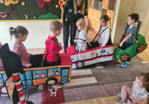 Na zdjęciu widać dzieci które uczą się przestrzegania zasad obowiązujących na ulicy.