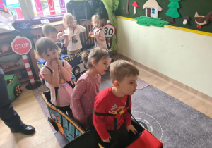 Na zdjęciu widać dzieci które uczą się przestrzegania zasad obowiązujących na ulicy.