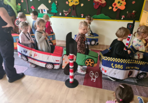 Na zdjęciu widać dzieci które uczą się przestrzegania zasad obowiązujących na ulicy.