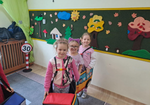 Na zdjęciu widać dzieci które uczą się przestrzegania zasad obowiązujących na ulicy.