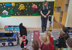 Na zdjęciu widać dzieci które uczą się przestrzegania zasad obowiązujących na ulicy.