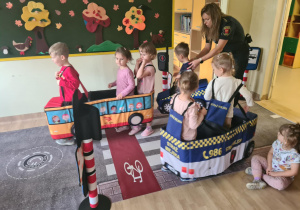 Na zdjęciu widać dzieci które uczą się przestrzegania zasad obowiązujących na ulicy.