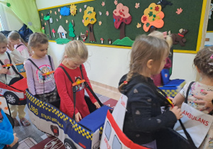 Na zdjęciu widać dzieci które uczą się przestrzegania zasad obowiązujących na ulicy.