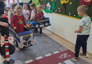 Na zdjęciu widać dzieci które uczą się przestrzegania zasad obowiązujących na ulicy.