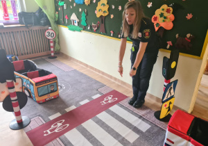 Na zdjęciu widać dzieci które uczą się przestrzegania zasad obowiązujących na ulicy.