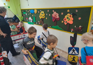 Na zdjęciu widać dzieci które uczą się przestrzegania zasad obowiązujących na ulicy.