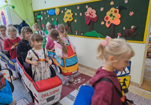 Na zdjęciu widać dzieci które uczą się przestrzegania zasad obowiązujących na ulicy.