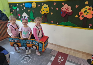 Na zdjęciu widać dzieci które uczą się przestrzegania zasad obowiązujących na ulicy.