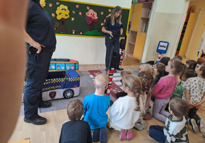 Na zdjęciu widać dzieci które uczą się przestrzegania zasad obowiązujących na ulicy.