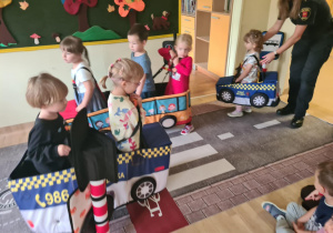 Na zdjęciu widać dzieci które uczą się przestrzegania zasad obowiązujących na ulicy.