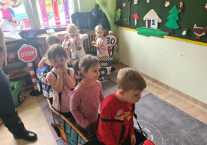 Na zdjęciu widać dzieci które uczą się przestrzegania zasad obowiązujących na ulicy.