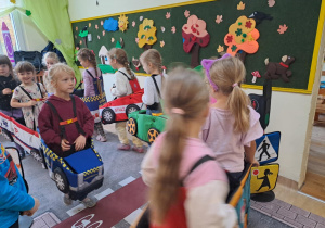 Na zdjęciu widać dzieci które uczą się przestrzegania zasad obowiązujących na ulicy.