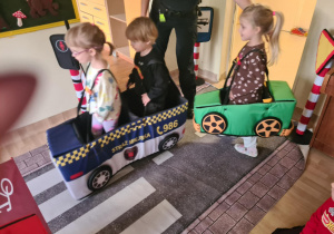 Na zdjęciu widać dzieci które uczą się przestrzegania zasad obowiązujących na ulicy.