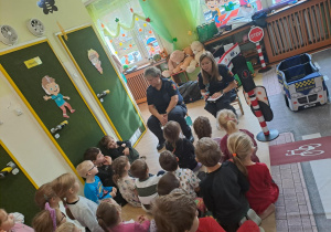 Na zdjęciu widać dzieci które uczą się przestrzegania zasad obowiązujących na ulicy.