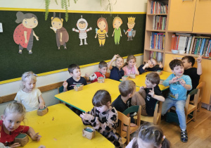 Na zdjęciu widać dzieci na warsztatach jesiennych.