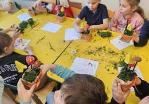 Na zdjęciu widać dzieci na warsztatach jesiennych.