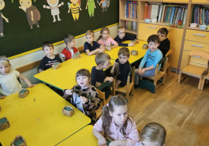 Na zdjęciu widać dzieci na warsztatach jesiennych.