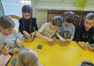 Na zdjęciu widać dzieci na warsztatach jesiennych.