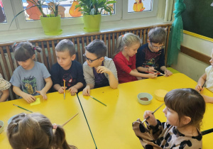 Na zdjęciu widać dzieci na warsztatach jesiennych.