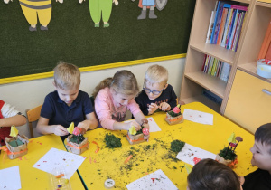 Na zdjęciu widać dzieci na warsztatach jesiennych.