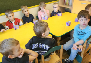 Na zdjęciu widać dzieci na warsztatach jesiennych.