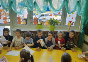 Na zdjęciu widać dzieci na warsztatach jesiennych.