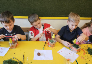 Na zdjęciu widać dzieci na warsztatach jesiennych.