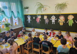 Na zdjęciu widać dzieci na warsztatach jesiennych.