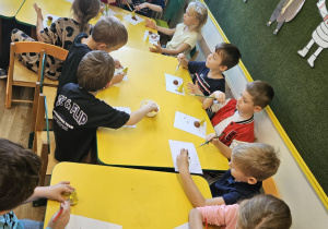 Na zdjęciu widać dzieci na warsztatach jesiennych.