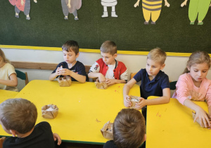 Na zdjęciu widać dzieci na warsztatach jesiennych.