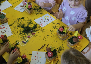 Na zdjęciu widać dzieci na warsztatach jesiennych.