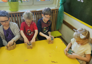 Na zdjęciu widać dzieci na warsztatach jesiennych.