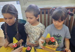 Na zdjęciu widać dzieci na warsztatach jesiennych.