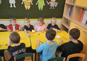 Na zdjęciu widać dzieci na warsztatach jesiennych.