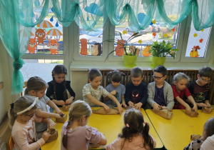 Na zdjęciu widać dzieci na warsztatach jesiennych.