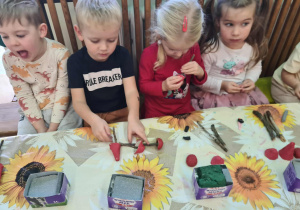 Na zdjęciu widać dzieci na warsztatach jesiennych.