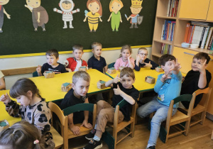 Na zdjęciu widać dzieci na warsztatach jesiennych.