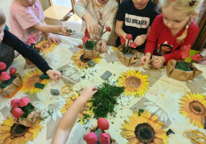 Na zdjęciu widać dzieci na warsztatach jesiennych.