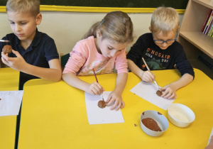 Na zdjęciu widać dzieci na warsztatach jesiennych.