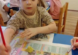 Na zdjęciu widać dzieci na warsztatach jesiennych.