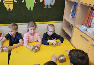 Na zdjęciu widać dzieci na warsztatach jesiennych.