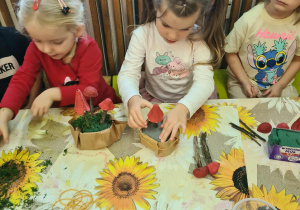 Na zdjęciu widać dzieci na warsztatach jesiennych.