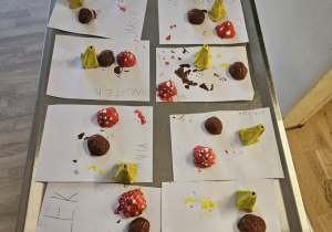 Na zdjęciu widać dzieci na warsztatach jesiennych.