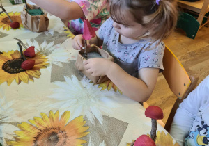 Na zdjęciu widać dzieci na warsztatach jesiennych.