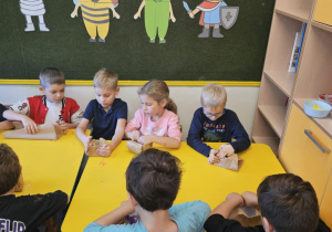 Na zdjęciu widać dzieci na warsztatach jesiennych.