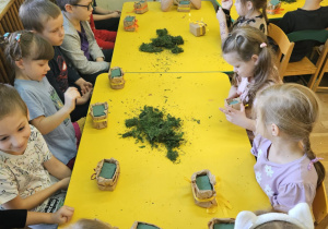 Na zdjęciu widać dzieci na warsztatach jesiennych.