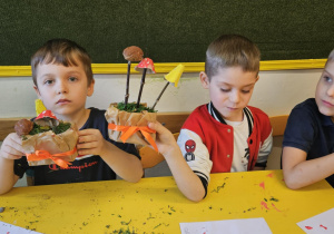 Na zdjęciu widać dzieci na warsztatach jesiennych.