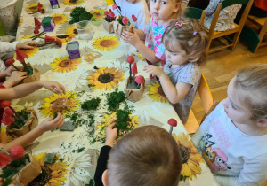 Na zdjęciu widać dzieci na warsztatach jesiennych.