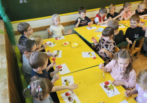 Na zdjęciu widać dzieci na warsztatach jesiennych.