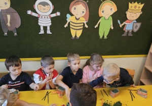 Na zdjęciu widać dzieci na warsztatach jesiennych.